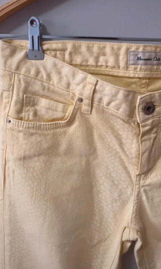 Pantalón amarillo estampado