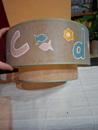 Lámpara de techo infantil decorada.