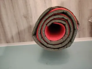 Alfombra de deporte enrollable.