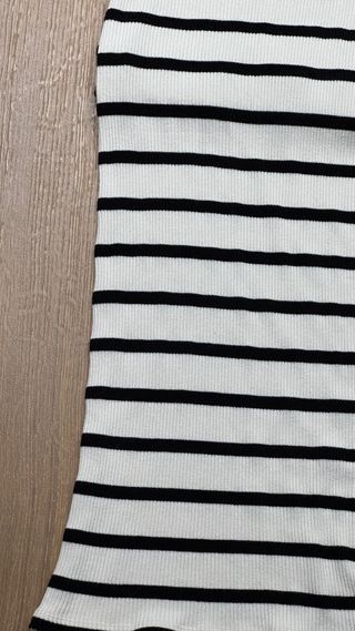 Falda de rayas blanca y negra