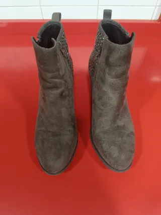 Botines con tachuelas.