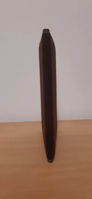 Álbum de fotos marrón con detalles dorados