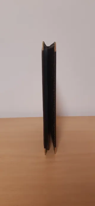 Álbum de fotos marrón con detalles dorados