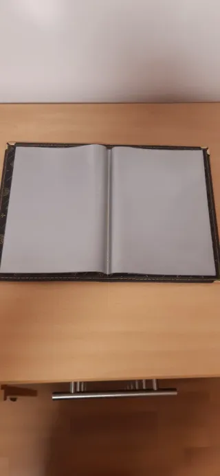 Álbum de fotos marrón con detalles dorados