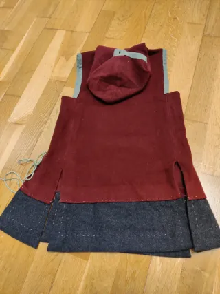 Túnica medieval con capucha para niño