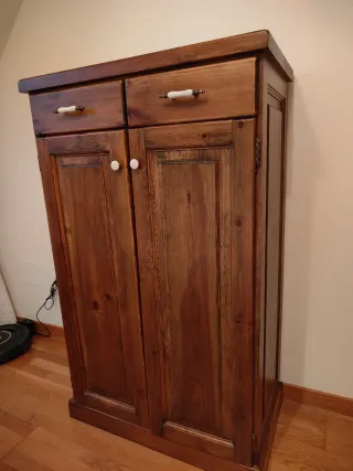 Mueble de madera maciza