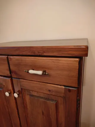 Mueble de madera maciza