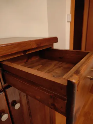 Mueble de madera maciza