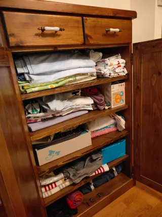 Mueble de madera maciza