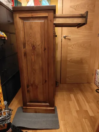 Mueble de madera maciza