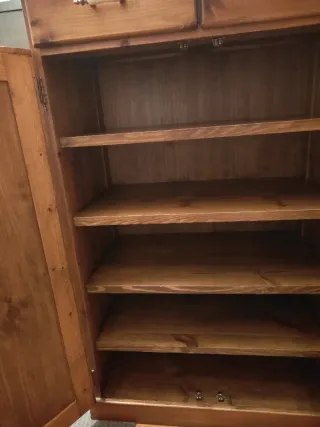 Mueble de madera maciza