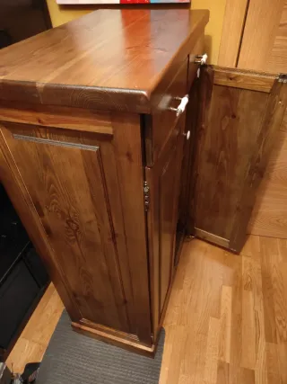 Mueble de madera maciza