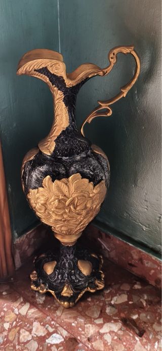 Jarrón metal dorado y negro decorado