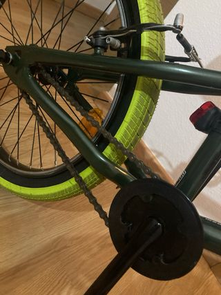 Bicicleta BMX verde con ruedas amarillas
