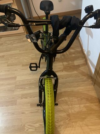 Bicicleta BMX verde con ruedas amarillas