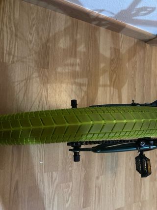 Bicicleta BMX verde con ruedas amarillas
