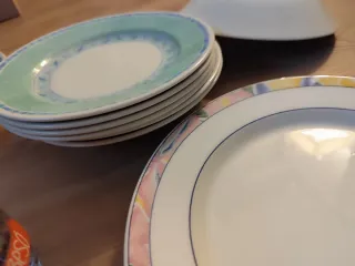 Set di stoviglie e tazze in ceramica e porcellana