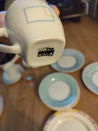 Set di stoviglie e tazze in ceramica e porcellana