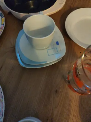 Set di stoviglie e tazze in ceramica e porcellana