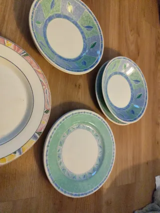 Set di stoviglie e tazze in ceramica e porcellana