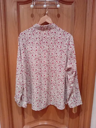 Blusa floral rosa y blanca