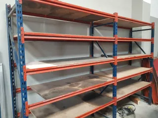 Estanterías metálicas y de madera