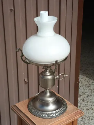 Lampara sobremesa tipo Quinqué.