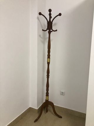 Perchero de pie de madera