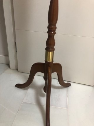 Perchero de pie de madera