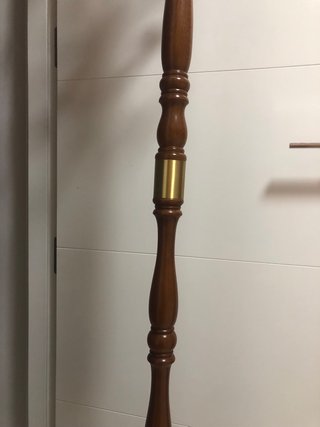 Perchero de pie de madera