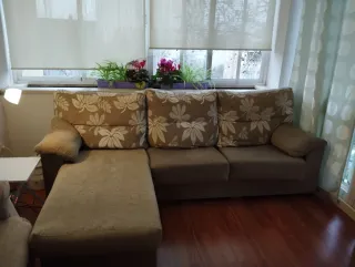 Sofá chaise longue beige y marrón