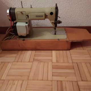 Máquina de coser alfa antigua