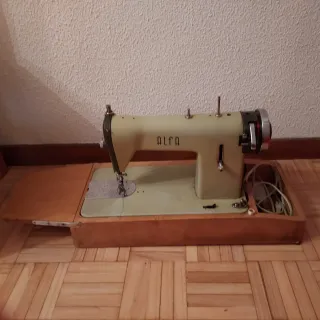Máquina de coser alfa antigua