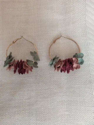 Pendientes aro dorados con pétalos