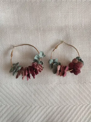 Pendientes aro dorados con pétalos