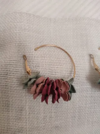 Pendientes aro dorados con pétalos