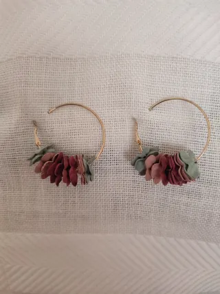 Pendientes aro dorados con pétalos
