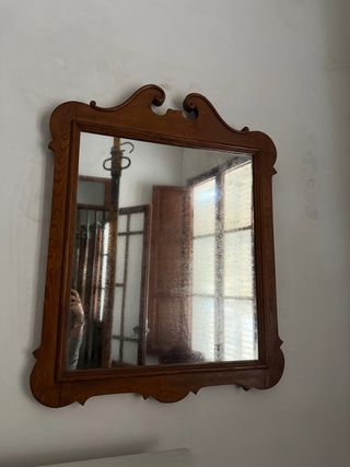 Espejo de madera con marco tallado
