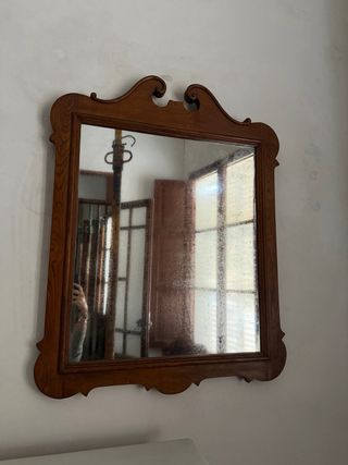 Espejo de madera con marco tallado