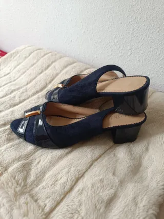 Sandalias azul marino con tacón