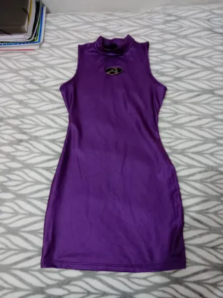 Vestido morado corto ajustado