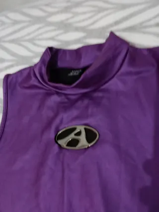 Vestido morado corto ajustado