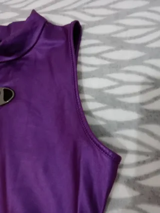 Vestido morado corto ajustado