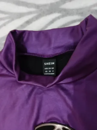 Vestido morado corto ajustado