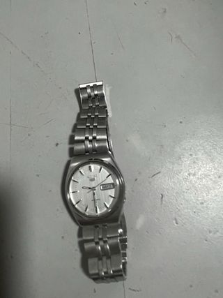 Reloj Seiko 5 Automático Plata y Blanco