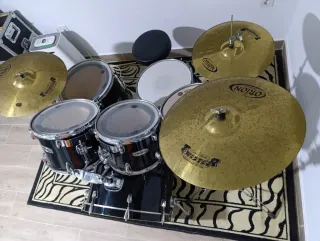 Batería Mapex Serie M con Platos