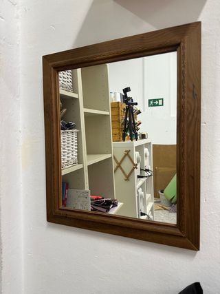 Espejo de madera oscura