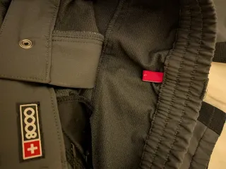 Pantalón de trekking gris y negro