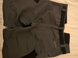 Pantalón de trekking gris y negro