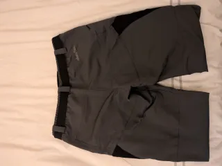 Pantalón de trekking gris y negro